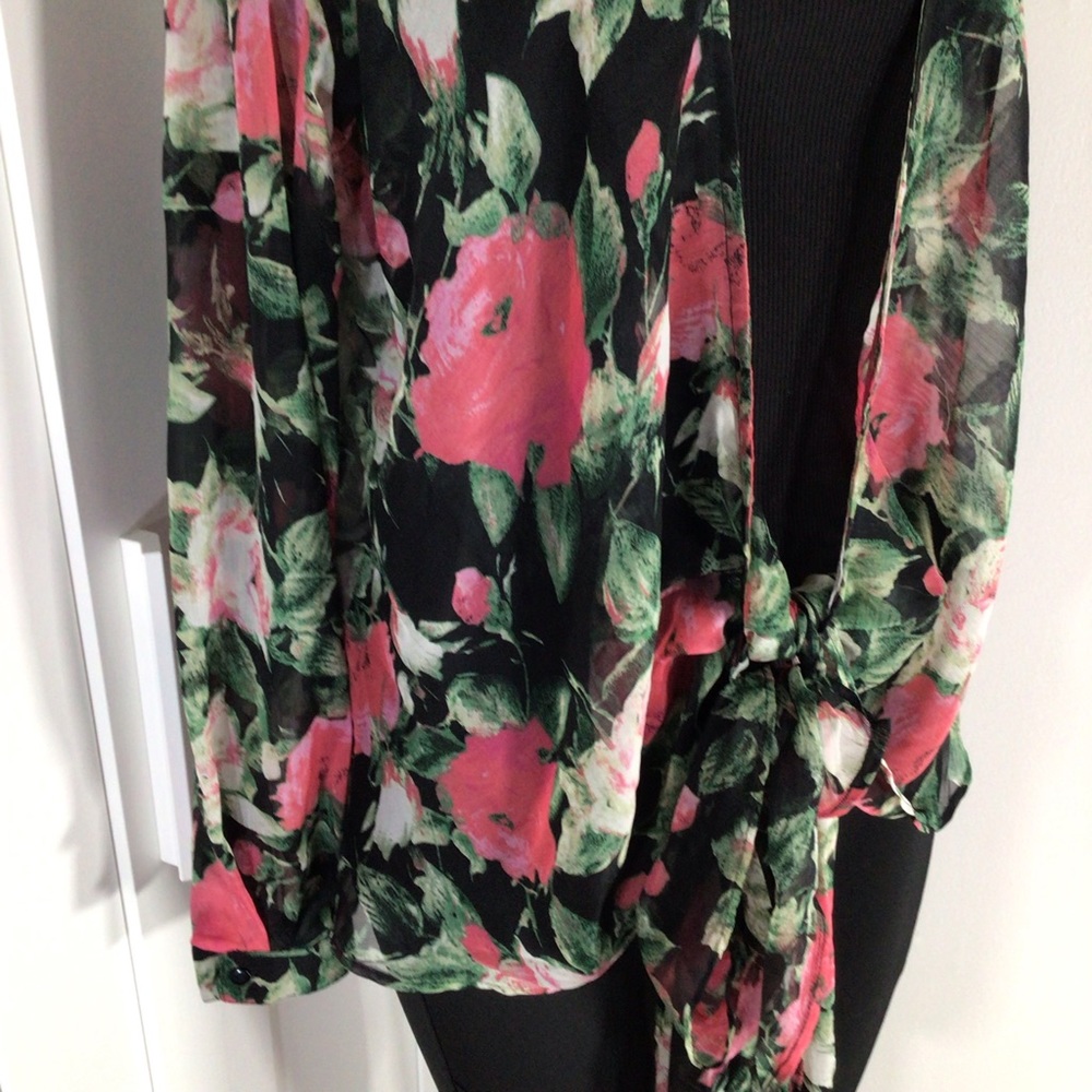 Floral wrap blouse - Picture 7 of 9